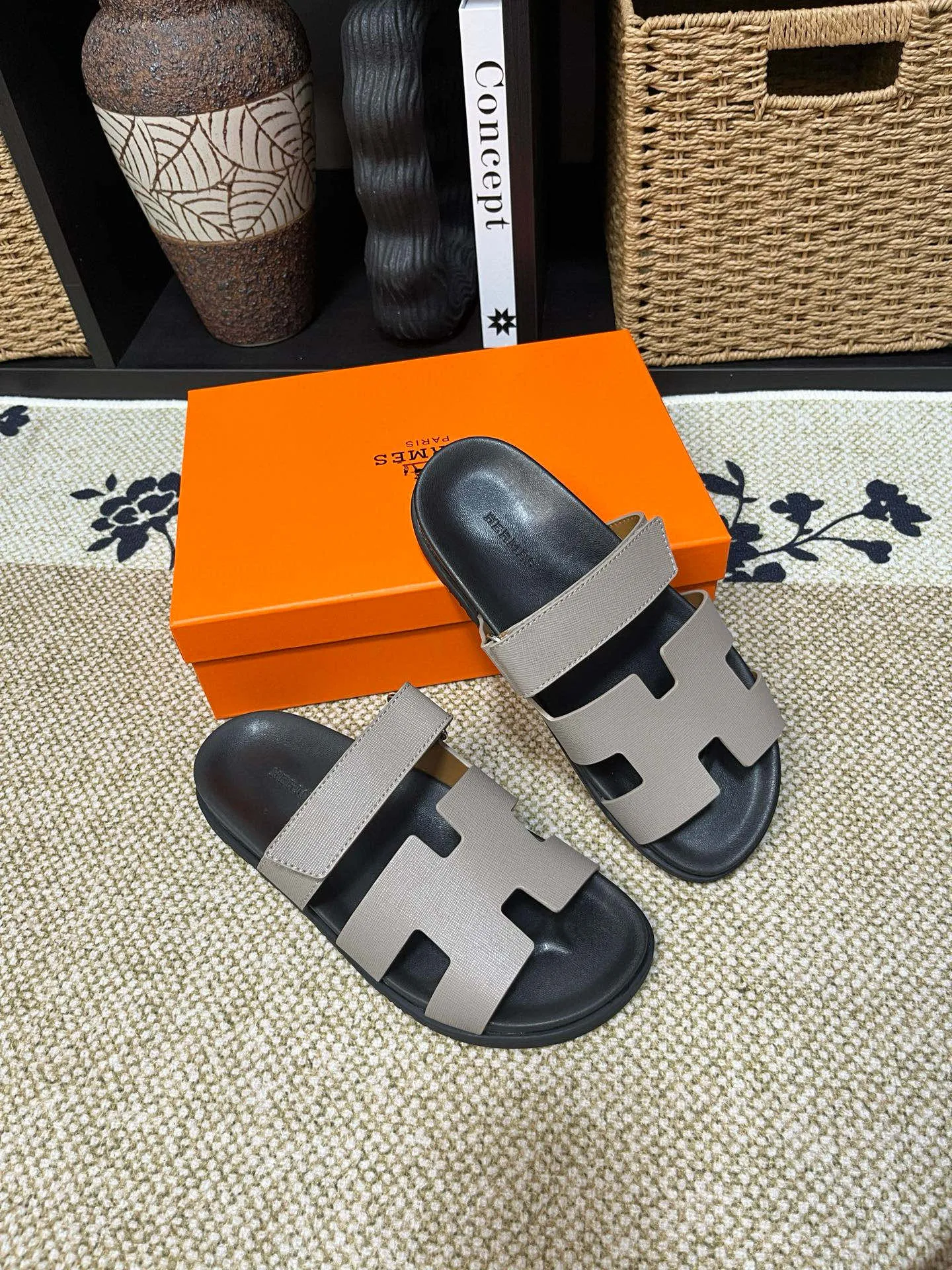 P300 Long-term stock Hermes men’s Kazimir slippers for couples - top quality woven calfskin functional sandals with intertwined uppers inspired by the “H” iconic pattern to create a casual look, perfect for summer. Imported cowhide + cowhide lining + TUP outsole Size: 35-46
